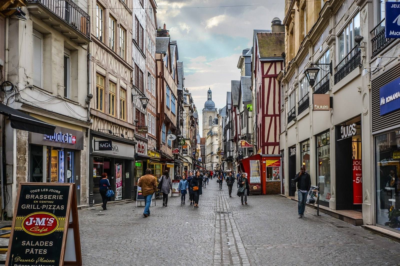 Rue du Gros-Horloge et maisons à colombages dans le centre historique de Rouen