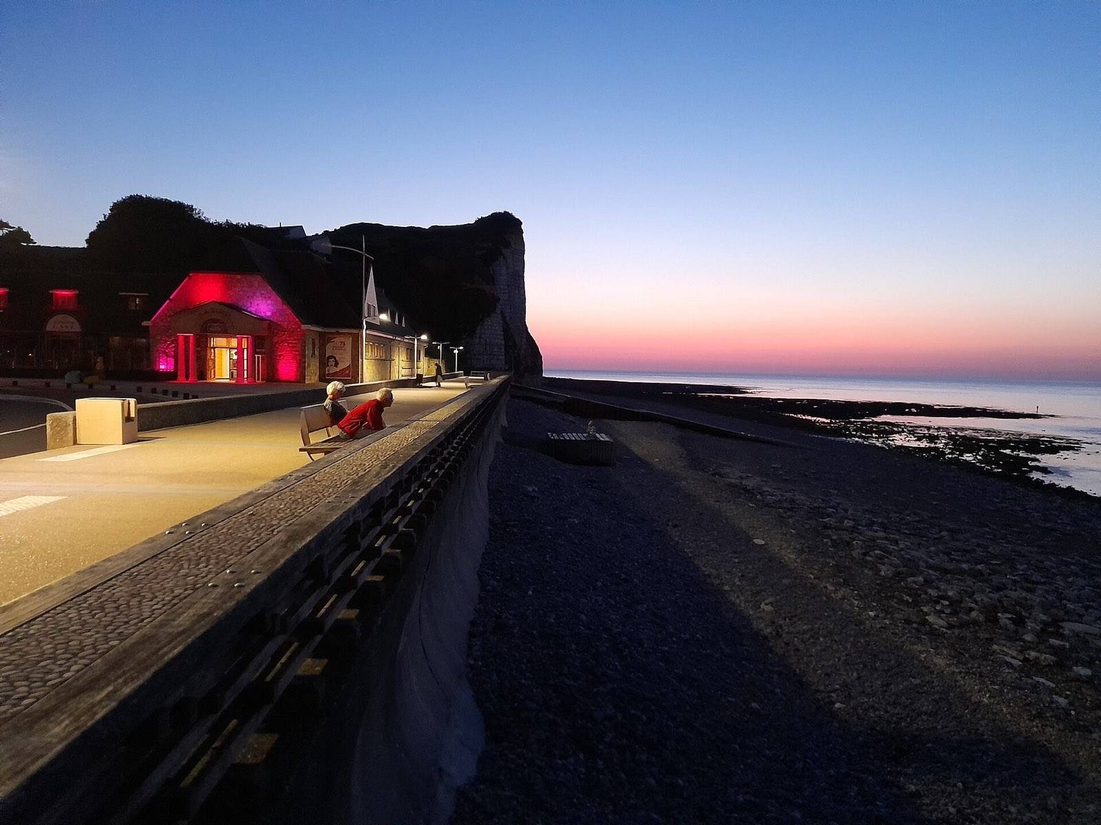 La digue-promenade de Veulettes-sur-Mer au coucher du soleil